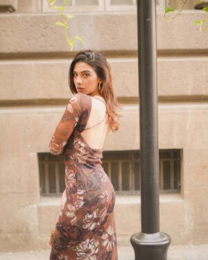 Natasha Bharadwaj Instagram - Whispers of winter kisses!🤎

📸 @iam_rajinamdar