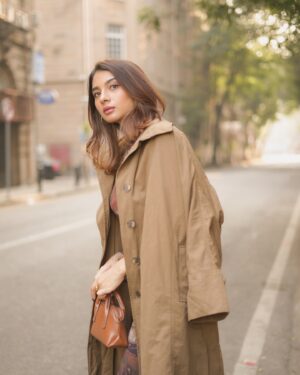 Natasha Bharadwaj Instagram - Whispers of winter kisses!🤎

📸 @iam_rajinamdar