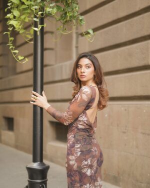 Natasha Bharadwaj Instagram - Whispers of winter kisses!🤎

📸 @iam_rajinamdar