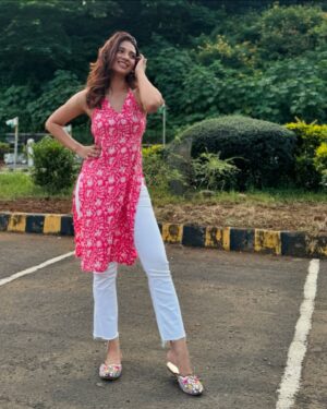 Natasha Bharadwaj Instagram - Think carefully before commenting!🩷

Thanks for this super cute Kurti @_avataraa_ 

Captured by my cuties @wandergurrl @shivamjemini 🫠
PS- just come back already!
