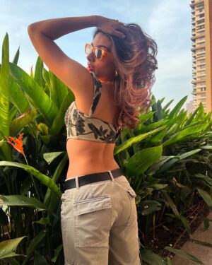 Natasha Bharadwaj Instagram - It’s the winter sun and Dua Lipa on my playlist!😉

Corset top by @ostilos.official 💚
Styled by @princyypatell_
Clicked by my all time favourite @juniorjethu 🫶🏻🫠