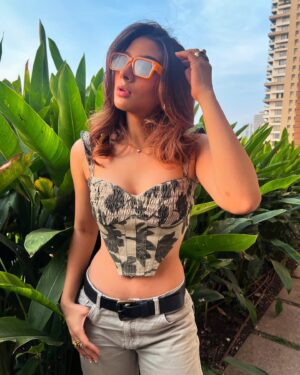 Natasha Bharadwaj Instagram - It’s the winter sun and Dua Lipa on my playlist!😉

Corset top by @ostilos.official 💚
Styled by @princyypatell_
Clicked by my all time favourite @juniorjethu 🫶🏻🫠