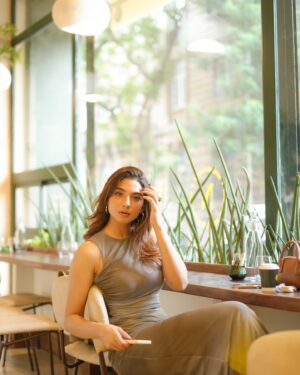 Natasha Bharadwaj Instagram - sunshine,a  winter morning and a cup of joe! 
🥨🤎🥓

📸 @iam_rajinamdar