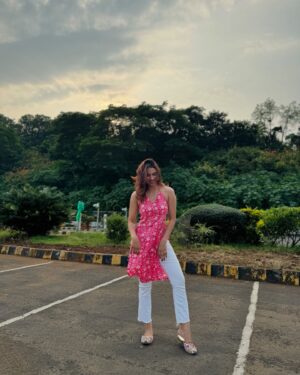 Natasha Bharadwaj Instagram - Think carefully before commenting!🩷

Thanks for this super cute Kurti @_avataraa_ 

Captured by my cuties @wandergurrl @shivamjemini 🫠
PS- just come back already!