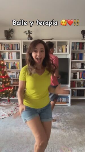 Natasha Klauss Instagram - Y ajá el #cachaco y la #costeña
Con la navidad ya en la sangre ….
Y ustedes lo pidieron , vernos bailando 🥰❤️ @gusarcangel 
👇🏻estás con la música de navidad en tu cabeza todo el día ?👇🏻