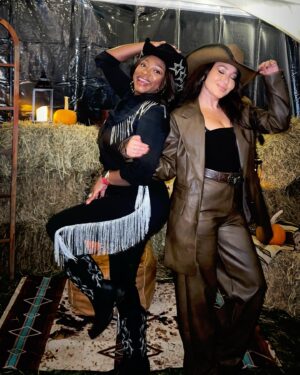 Naturi Naughton Instagram - #PrayerWorks y’all🥹🙏🏾 me & @adriennebailon ❤️What a special Thanksgiving! #2LW #StillStanding 😝 #25YearsInTheGame since #3LW #whodathunkit #westernthanksgiving #soBlessed #LewisFam #HoughtonFam #TruAndEver 🥰