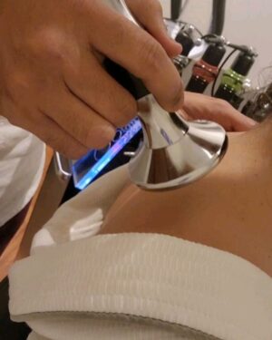 Nauheed Cyrusi Instagram - Is the 15 step korean scalp treatment worth it? YES @thepreserveclinic does it ..It costs around 10k but you can call the clinic for packages & it is incredibly relaxing too! It involves cleansing of your scalp so inturn better absorption & also as a bonus you get a killer lymphatic drainage massage too! 10/10 would recommend!
#hairspa #korean #koreanhairspa #hair #hairhealth #wellness #love #gratitude #grateful
