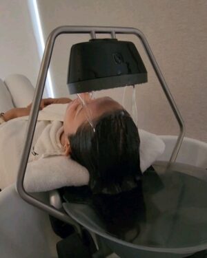 Nauheed Cyrusi Instagram - Is the 15 step korean scalp treatment worth it? YES @thepreserveclinic does it ..It costs around 10k but you can call the clinic for packages & it is incredibly relaxing too! It involves cleansing of your scalp so inturn better absorption & also as a bonus you get a killer lymphatic drainage massage too! 10/10 would recommend!
#hairspa #korean #koreanhairspa #hair #hairhealth #wellness #love #gratitude #grateful