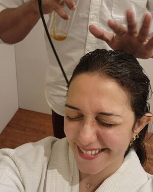 Nauheed Cyrusi Instagram - Is the 15 step korean scalp treatment worth it? YES @thepreserveclinic does it ..It costs around 10k but you can call the clinic for packages & it is incredibly relaxing too! It involves cleansing of your scalp so inturn better absorption & also as a bonus you get a killer lymphatic drainage massage too! 10/10 would recommend!
#hairspa #korean #koreanhairspa #hair #hairhealth #wellness #love #gratitude #grateful