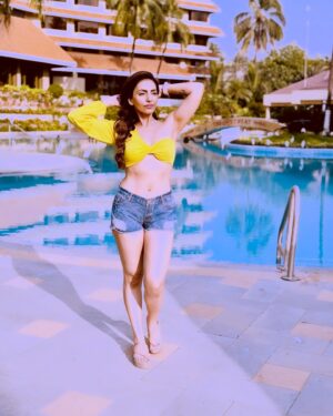 Navina Bole Instagram - Sunshine on my mind ! 💛🌞🌻🌼☀️ #swipeleft  #new #newpost #newpics #picsoftheday #instapics📷 #instagram #instagood #yellow #sunkissed #vacayvibes #hotshorts #croptop #explore #explorepage #navinabole #thursday #loveandlight