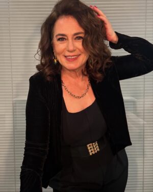 Nazan Kesal Instagram - Bir düzine fotograf👆🏾eşliğinde "unutmadan"erken yeni yıl mesajı;
2025 
Barışın,
Adaletin
,Özgürlüğün yılı olsun🙏
İyi kalpliler! iyiliğe yol alanlar!💕
Yeni yılınız kutlu olsun..💐
Gönlünüzce  bir yıl olsun👋🏾
2025 yaz planınızda @urladam_ da olsun🥰