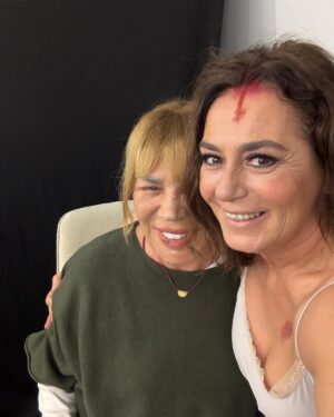 Nazan Kesal Instagram - Nihayet kavuştuk Sezenim'le.
Şükür💕Hayran olduğum,minnet duyduğum çook sevdiğim Sezenim'le sarıldık ,sıcacıktı.
Doyamadımm sarılmaya
Sezen ömrüüümm...ömrümüz 
iyi ki varsın🙏Sağolasın❤️ #sezenaksu ile 
@yaralarmasktandr #kulis #sahne hatırası @modasahnesi @dygozgbyr❤️