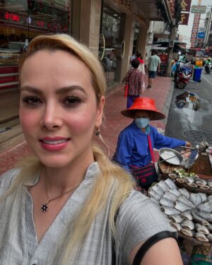 Nazanin Amiri Instagram - China town in Bangkok Thailand 🇹🇭 (part2)
@nazaninamiri_official 

#chinese #chinatown #chinesefood #bangkok