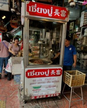 Nazanin Amiri Instagram - China town in Bangkok Thailand 🇹🇭 (part 1 )
@nazaninamiri_official 
#thailand #chinatown #bangkok
