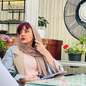 Neda Ghasemi Instagram - .
درست موقعی که همه چیز بهم ریخته و کَجو مَعْوَجه و من حواسم نیست غافلگیرم میکنی، و انقدر عجیب و پیچیده پیش میری که هیچ ایده ای برای …حرکت بعدیت ندارم و این جذاب ترین ویژگی توعه

من اینجام دارم نگات میکنم

پ.ن: عکس رو از پشت صحنه سینمایی روز سرخ ، ایمان گرفت

📸: @i.ehtesham71