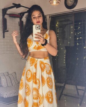 Neha Pednekar Instagram - 🌻❤️⏳