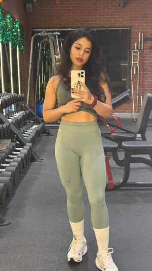 Neha Pednekar Instagram - Building My Own Christmas Tree🎄 🦋

#iykyk #christmas #back #merrychristmas