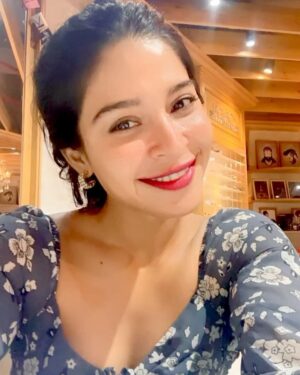 Neha Pednekar Instagram - 🌼❤️
@stella1316 
@lookssalonmumbai