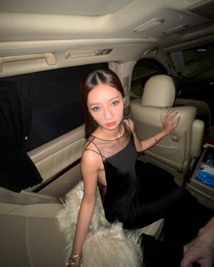 Ng Ka Yan Instagram - VOGUE LOVES HONG KONG, KAYAN LOVES PARTY AND FRIENDS 🩶 happy 5 years old @voguehongkong 

wearing @maisonmargiela @bvlgari 
hair @keith_wong_hair 
makeup @chichili 
styling @yoyokwans