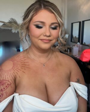 Nicole Faulkner Instagram - Wedding Season continues in South Dakota w/ my beautiful bride 💒
Hair by @styledbykd 
Makeup by me