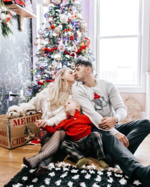 Nicole Franzel Instagram - Merry Christmas!!!!!🎄Jesus is the reason for the season!! ❤️