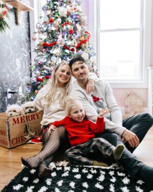 Nicole Franzel Instagram - Merry Christmas!!!!!🎄Jesus is the reason for the season!! ❤️