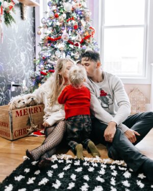 Nicole Franzel Instagram - Merry Christmas!!!!!🎄Jesus is the reason for the season!! ❤️