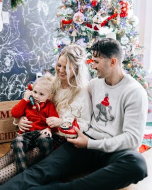 Nicole Franzel Instagram - Merry Christmas!!!!!🎄Jesus is the reason for the season!! ❤️