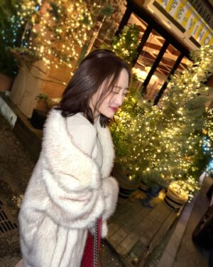 Nicole Jung Instagram - 모두 따뜻한 연말 보내기 🙈