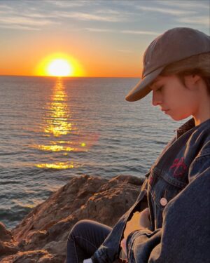 Nicole Maines Instagram - Ew, gross, sunset photos, gay. 

#imeantgayasinstupidandbad 

🌅📸: @scottyjok