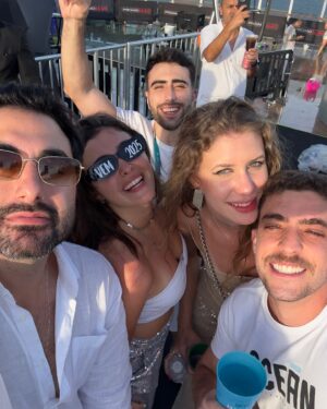 Nicole Orsini Instagram - se os próximos 365 dias forem iguais a virada, vai ser um ano incrível 💙✨😍
melhores momentos do @reveillonemaltomar @promoacaooficial 🥂