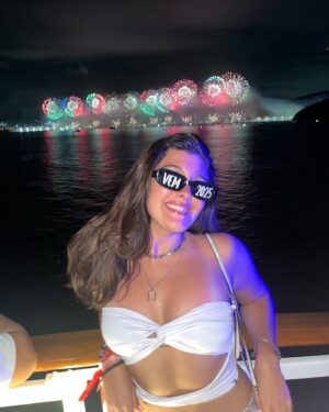 Nicole Orsini Instagram - FELIZ ANO NOVOOO 🤍 que 2025 traga ainda mais conquistas e realizações pra todos nós e momentos bons pra aproveitarmos com quem a gente ama ✨✨✨ 
@reveillonemaltomar @promoacaooficial 
1/365
look @donabetta