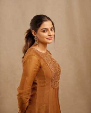 Nikhila Vimal Instagram - 🍂
Photographer : @jibinartist @plan.b.action 

Styling : @styledbysmiji

Makeup : @femyantony

Outfit : @kpretbykalaakaari 

Cam asst : @dayonphotos