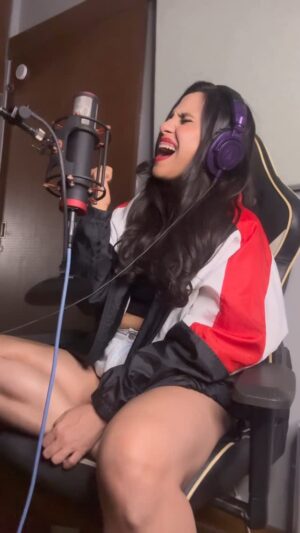 Nikhita Gandhi Instagram - Khaamakha just Khaamakha! 😉♥️

The process of Bandish was so beautiful and I had the most exhilarating time living these songs through the making of the season! Khaamakha was the underdog I instantly fell for! Here’s a little BTS from recording this song, I was enjoying it so much that I think I stopped following the structure and was just having fun ♥️ 
Heres to music and exploration!

@panditjeeee @hashtag.jazbaat 

#khaamakha #bandishbandits #nikhitagandhi #studio #behindthescenes #tseriesmusic #amazonprime