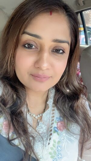 Nikita Thukral Instagram - Family day out to visit Ganpati Bappa ❤️love this festival season. Wearing @jasmyrraofficial