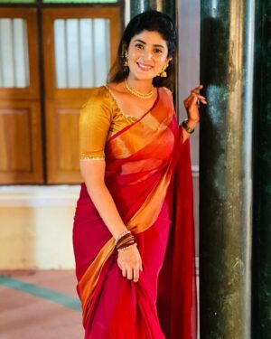 Nimeshika Radhakrishnan Instagram - 💫🪔🪔🪔💫🩶🤍 captured by : @preethikumar_official