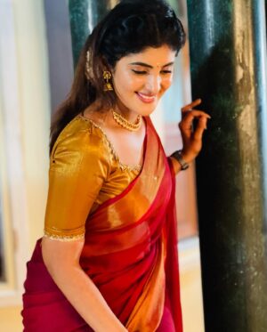 Nimeshika Radhakrishnan Instagram - 💫🪔🪔🪔💫🩶🤍 captured by : @preethikumar_official