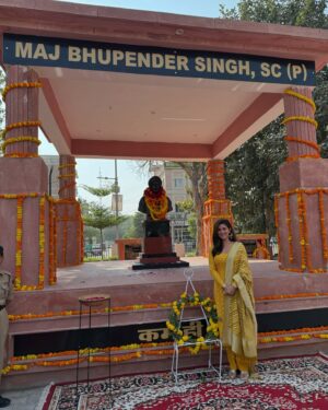 Nimrat Kaur Instagram - On Papa’s 72nd Birth Anniversary today, Mama, my sister and I inaugurated a memorial in his name honouring not only his but 12 other gallant soldiers’ supreme sacrifice for the nation all hailing from Sri Ganganagar, Rajasthan. A dream my family and I dreamt of 30 years ago since we lost him in Jammu and Kashmir in 1994, finally came true. 

Papa was a son of the soil, born to a farmers’ family in Mohanpura village. He led, lived and died by example, fearless and fierce till his last breath. Words fail me today to express the pride I feel standing on this soil, in his birthplace witnessing immortalising his name and life story to inspire present day and future generations. 

My sincerest gratitude for the relentless efforts and support from the civil administration in close co-ordination with the local army personnel stationed here. 

Also a heartfelt thanks to Mr Thomas John Kovoor of Studio Sukriti in Jaipur for his patience through the meticulous sculpting journey executing such a flawless job and breathing life into my father’s sculpture with such keen attention to detail. 
Happy Birthday to my Papa. 

Long live my father’s name and long live his legacy…Jai Hind 🙏🏼🇮🇳 @indianarmy.adgpi