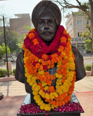 Nimrat Kaur Instagram - On Papa’s 72nd Birth Anniversary today, Mama, my sister and I inaugurated a memorial in his name honouring not only his but 12 other gallant soldiers’ supreme sacrifice for the nation all hailing from Sri Ganganagar, Rajasthan. A dream my family and I dreamt of 30 years ago since we lost him in Jammu and Kashmir in 1994, finally came true. 

Papa was a son of the soil, born to a farmers’ family in Mohanpura village. He led, lived and died by example, fearless and fierce till his last breath. Words fail me today to express the pride I feel standing on this soil, in his birthplace witnessing immortalising his name and life story to inspire present day and future generations. 

My sincerest gratitude for the relentless efforts and support from the civil administration in close co-ordination with the local army personnel stationed here. 

Also a heartfelt thanks to Mr Thomas John Kovoor of Studio Sukriti in Jaipur for his patience through the meticulous sculpting journey executing such a flawless job and breathing life into my father’s sculpture with such keen attention to detail. 
Happy Birthday to my Papa. 

Long live my father’s name and long live his legacy…Jai Hind 🙏🏼🇮🇳 @indianarmy.adgpi