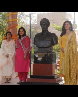 Nimrat Kaur Instagram - On Papa’s 72nd Birth Anniversary today, Mama, my sister and I inaugurated a memorial in his name honouring not only his but 12 other gallant soldiers’ supreme sacrifice for the nation all hailing from Sri Ganganagar, Rajasthan. A dream my family and I dreamt of 30 years ago since we lost him in Jammu and Kashmir in 1994, finally came true. 

Papa was a son of the soil, born to a farmers’ family in Mohanpura village. He led, lived and died by example, fearless and fierce till his last breath. Words fail me today to express the pride I feel standing on this soil, in his birthplace witnessing immortalising his name and life story to inspire present day and future generations. 

My sincerest gratitude for the relentless efforts and support from the civil administration in close co-ordination with the local army personnel stationed here. 

Also a heartfelt thanks to Mr Thomas John Kovoor of Studio Sukriti in Jaipur for his patience through the meticulous sculpting journey executing such a flawless job and breathing life into my father’s sculpture with such keen attention to detail. 
Happy Birthday to my Papa. 

Long live my father’s name and long live his legacy…Jai Hind 🙏🏼🇮🇳 @indianarmy.adgpi