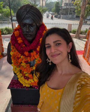 Nimrat Kaur Instagram - On Papa’s 72nd Birth Anniversary today, Mama, my sister and I inaugurated a memorial in his name honouring not only his but 12 other gallant soldiers’ supreme sacrifice for the nation all hailing from Sri Ganganagar, Rajasthan. A dream my family and I dreamt of 30 years ago since we lost him in Jammu and Kashmir in 1994, finally came true. 

Papa was a son of the soil, born to a farmers’ family in Mohanpura village. He led, lived and died by example, fearless and fierce till his last breath. Words fail me today to express the pride I feel standing on this soil, in his birthplace witnessing immortalising his name and life story to inspire present day and future generations. 

My sincerest gratitude for the relentless efforts and support from the civil administration in close co-ordination with the local army personnel stationed here. 

Also a heartfelt thanks to Mr Thomas John Kovoor of Studio Sukriti in Jaipur for his patience through the meticulous sculpting journey executing such a flawless job and breathing life into my father’s sculpture with such keen attention to detail. 
Happy Birthday to my Papa. 

Long live my father’s name and long live his legacy…Jai Hind 🙏🏼🇮🇳 @indianarmy.adgpi
