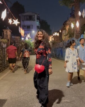 Nimrat Kaur Instagram - Annual Christmas tradition, walking through Ranwar Village with love and lights all around…🎄♥️ Merry Christmas and happy holidays all ✨