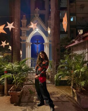 Nimrat Kaur Instagram - Annual Christmas tradition, walking through Ranwar Village with love and lights all around…🎄♥️ Merry Christmas and happy holidays all ✨