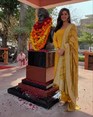 Nimrat Kaur Instagram - On Papa’s 72nd Birth Anniversary today, Mama, my sister and I inaugurated a memorial in his name honouring not only his but 12 other gallant soldiers’ supreme sacrifice for the nation all hailing from Sri Ganganagar, Rajasthan. A dream my family and I dreamt of 30 years ago since we lost him in Jammu and Kashmir in 1994, finally came true. 

Papa was a son of the soil, born to a farmers’ family in Mohanpura village. He led, lived and died by example, fearless and fierce till his last breath. Words fail me today to express the pride I feel standing on this soil, in his birthplace witnessing immortalising his name and life story to inspire present day and future generations. 

My sincerest gratitude for the relentless efforts and support from the civil administration in close co-ordination with the local army personnel stationed here. 

Also a heartfelt thanks to Mr Thomas John Kovoor of Studio Sukriti in Jaipur for his patience through the meticulous sculpting journey executing such a flawless job and breathing life into my father’s sculpture with such keen attention to detail. 
Happy Birthday to my Papa. 

Long live my father’s name and long live his legacy…Jai Hind 🙏🏼🇮🇳 @indianarmy.adgpi