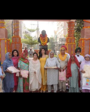 Nimrat Kaur Instagram - On Papa’s 72nd Birth Anniversary today, Mama, my sister and I inaugurated a memorial in his name honouring not only his but 12 other gallant soldiers’ supreme sacrifice for the nation all hailing from Sri Ganganagar, Rajasthan. A dream my family and I dreamt of 30 years ago since we lost him in Jammu and Kashmir in 1994, finally came true. 

Papa was a son of the soil, born to a farmers’ family in Mohanpura village. He led, lived and died by example, fearless and fierce till his last breath. Words fail me today to express the pride I feel standing on this soil, in his birthplace witnessing immortalising his name and life story to inspire present day and future generations. 

My sincerest gratitude for the relentless efforts and support from the civil administration in close co-ordination with the local army personnel stationed here. 

Also a heartfelt thanks to Mr Thomas John Kovoor of Studio Sukriti in Jaipur for his patience through the meticulous sculpting journey executing such a flawless job and breathing life into my father’s sculpture with such keen attention to detail. 
Happy Birthday to my Papa. 

Long live my father’s name and long live his legacy…Jai Hind 🙏🏼🇮🇳 @indianarmy.adgpi