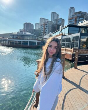 Nisa Sofiya Aksongur Instagram - Yılın ilk postu😶🩵

#nisasofiya #2025 #sky