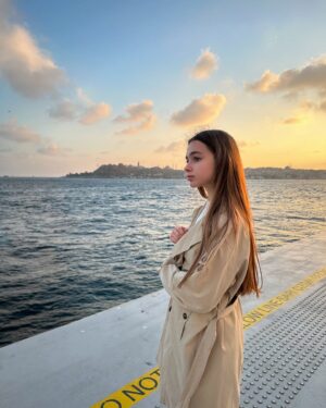 Nisa Sofiya Aksongur Instagram - 🍁Autumn outfit🍁

#nisasofiya #galataport #autumn #bosphorus #outfits