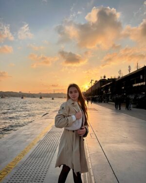 Nisa Sofiya Aksongur Instagram - 🍁Autumn outfit🍁

#nisasofiya #galataport #autumn #bosphorus #outfits