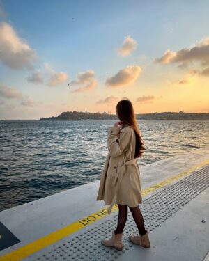 Nisa Sofiya Aksongur Instagram - 🍁Autumn outfit🍁

#nisasofiya #galataport #autumn #bosphorus #outfits