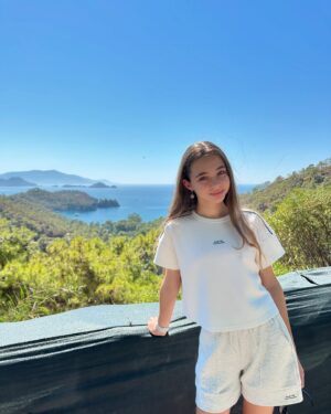 Nisa Sofiya Aksongur Instagram - 🌤️🤍

#nisasofiya  #fethiye #göcek #sea #sun